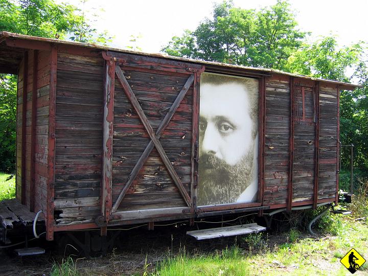 Karta1_ 147.jpg - Tak go dogoniłem, że zajechałem do Reichenau, zrobiłem kilka fot (np. tego wagonu stojącego na bocznicy), wróciłem się do obozu - jak zguba powinna zrobić i jak już się pogodziłem, że jeżdżę sam -zadzownili po mnie :P